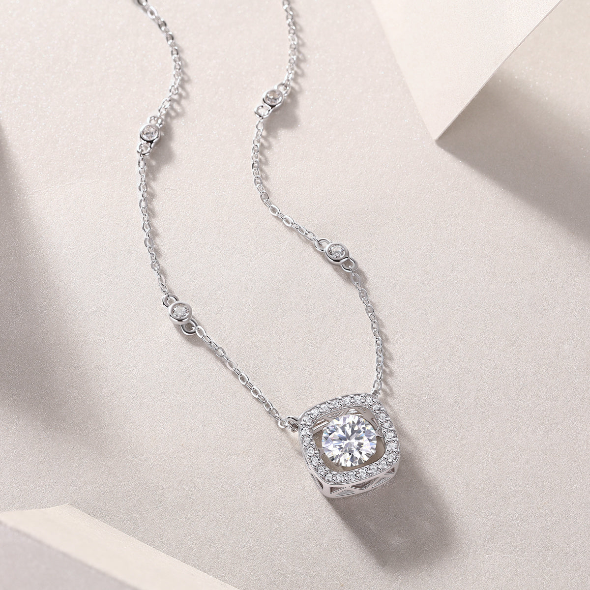 Sweet - A Fashionable And Luxurious Diamond Jewelry Pendant Set