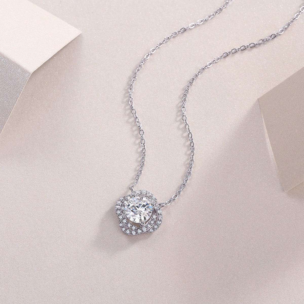 Lucky Flower - A Fashionable And Luxurious Diamond Jewelry Pendant Set