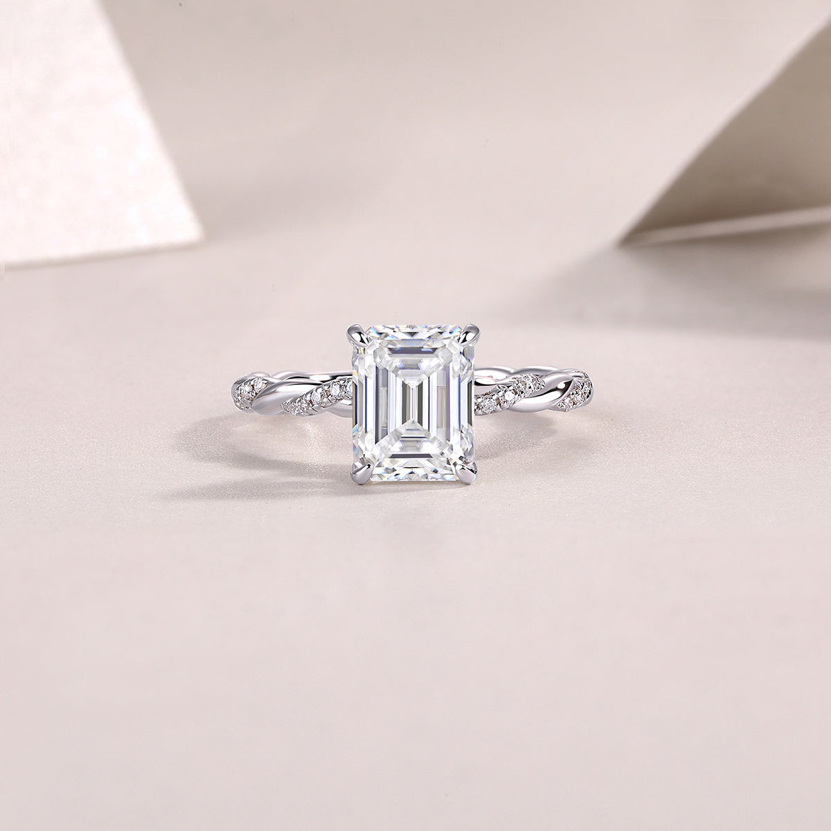 Chasing Light - A Fashionable Diamond Jewelry Piece Set