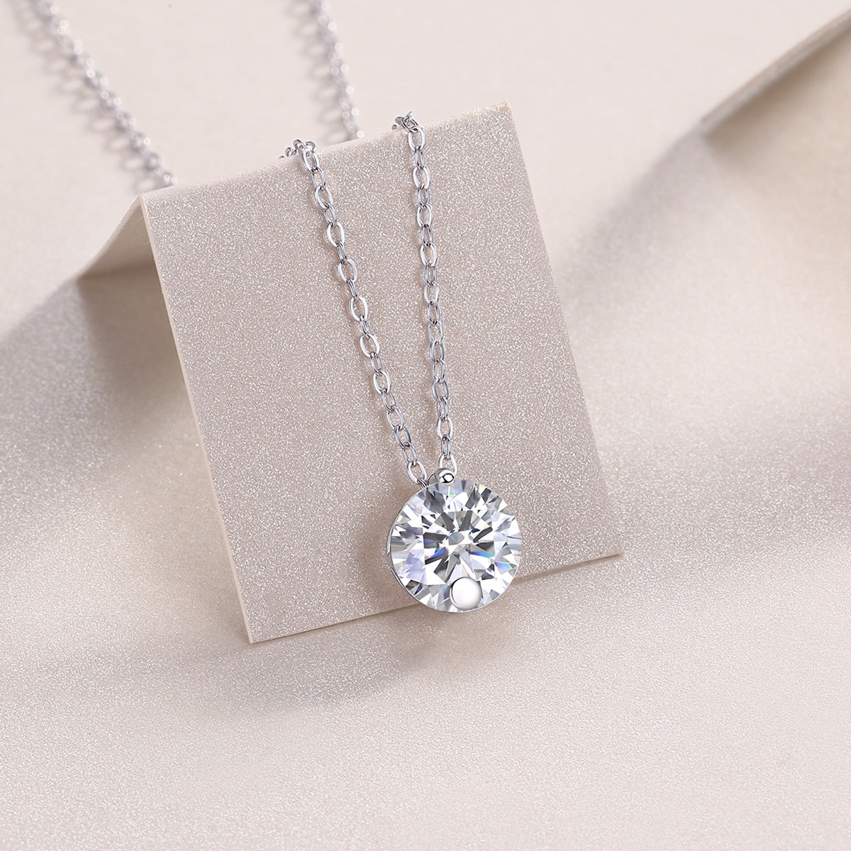 Simple Pleasure - A Fashionable And Luxurious Diamond Jewelry Pendant Set