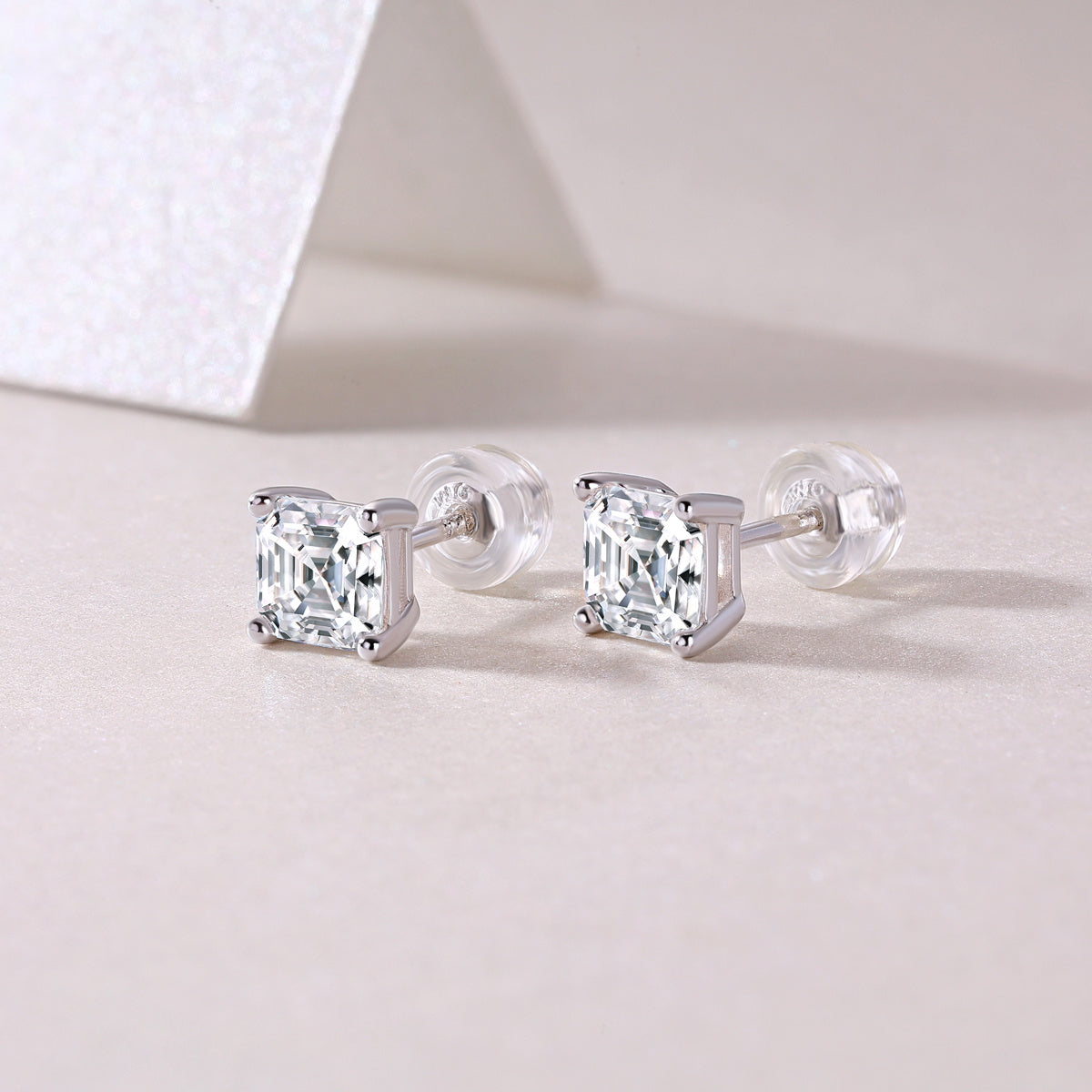 Unrestrained - A Fashionable And Luxurious Diamond Jewelry Piece Set