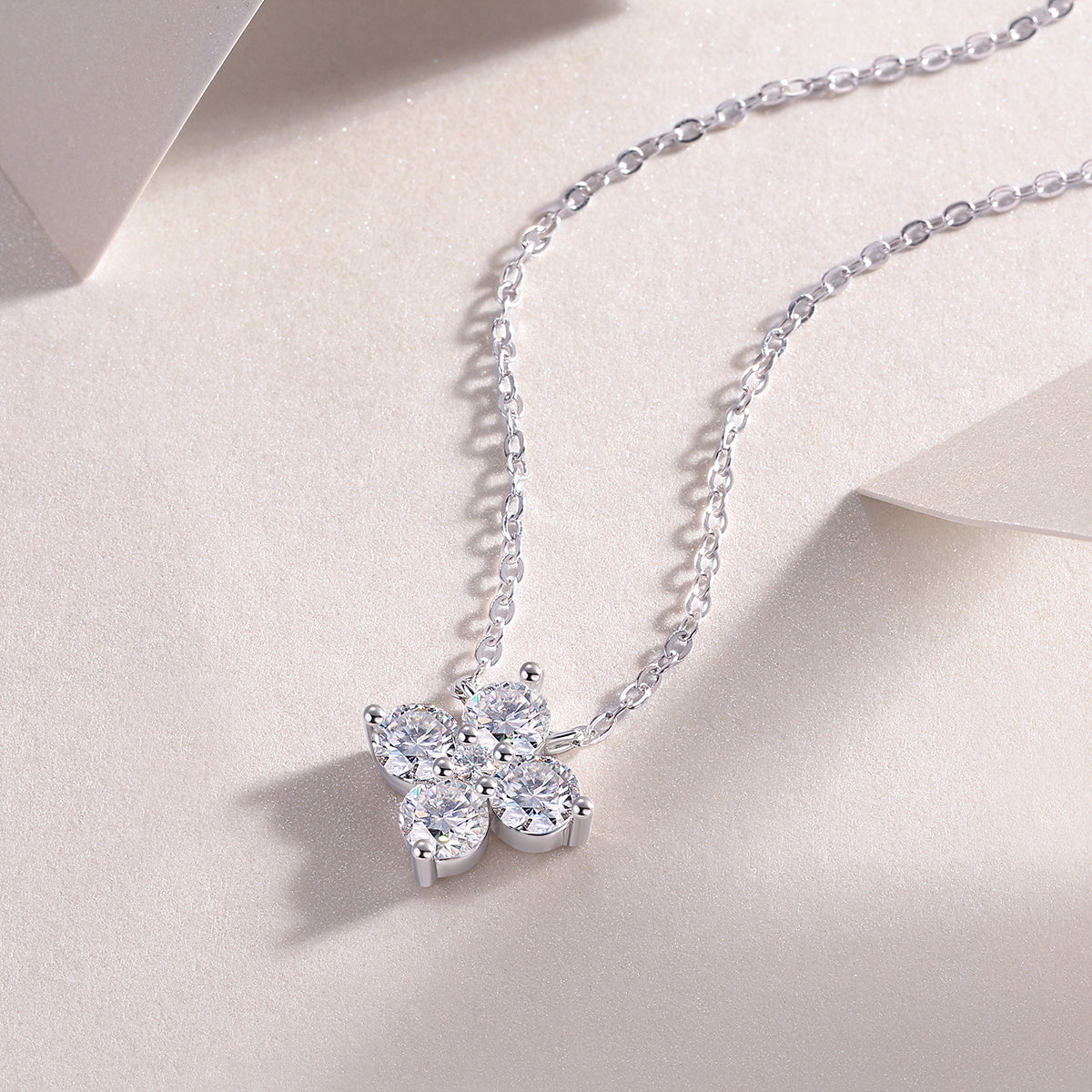 Lucky Four-leaf Clover - A Fashionable And Luxurious Diamond Jewelry Pendant Set