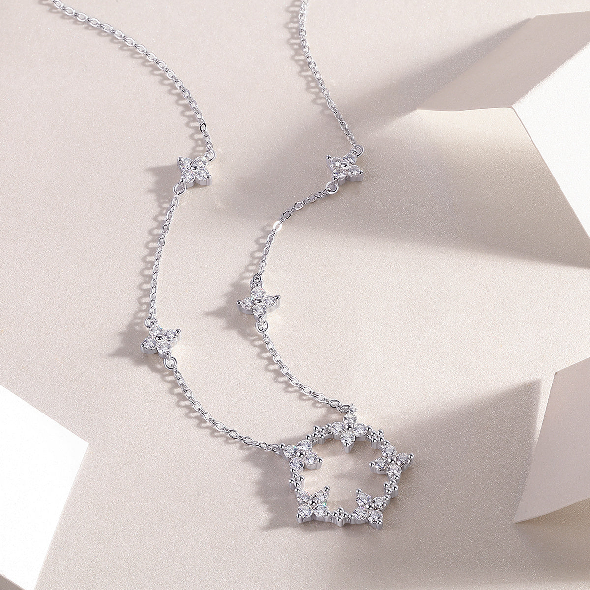 Iris - A Fashionable And Luxurious Diamond Jewelry Pendant Set