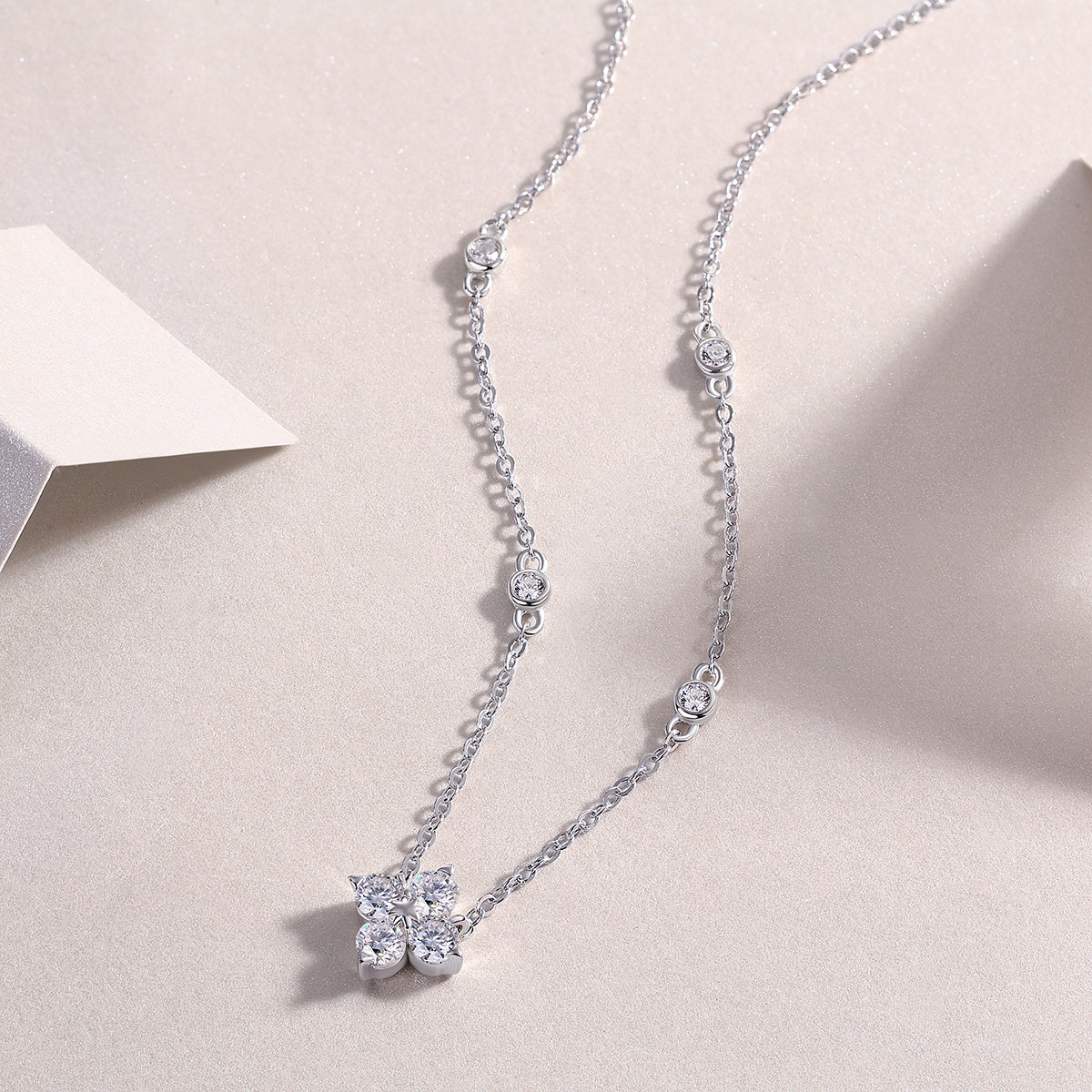 Radiant Star - A Fashionable And Luxurious Diamond Jewelry Pendant Set