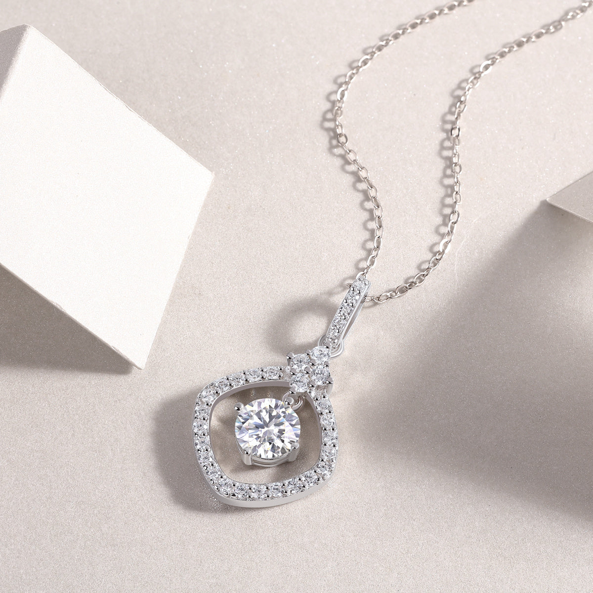 Starlight Heart-to-Heart - A Fashionable And Luxurious Diamond Jewelry Pendant Set