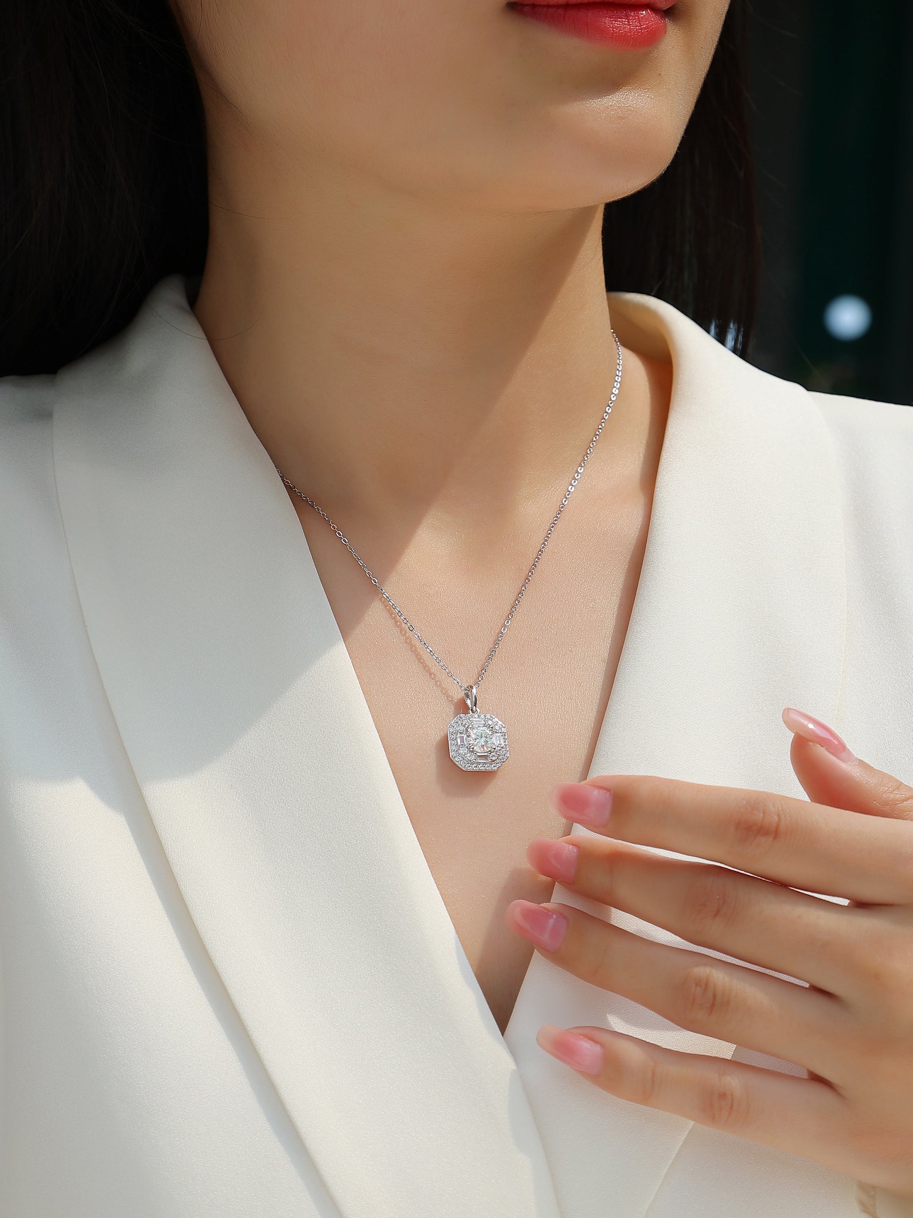 Small Square Bag - A Fashionable And Luxurious Diamond Jewelry Piece Set