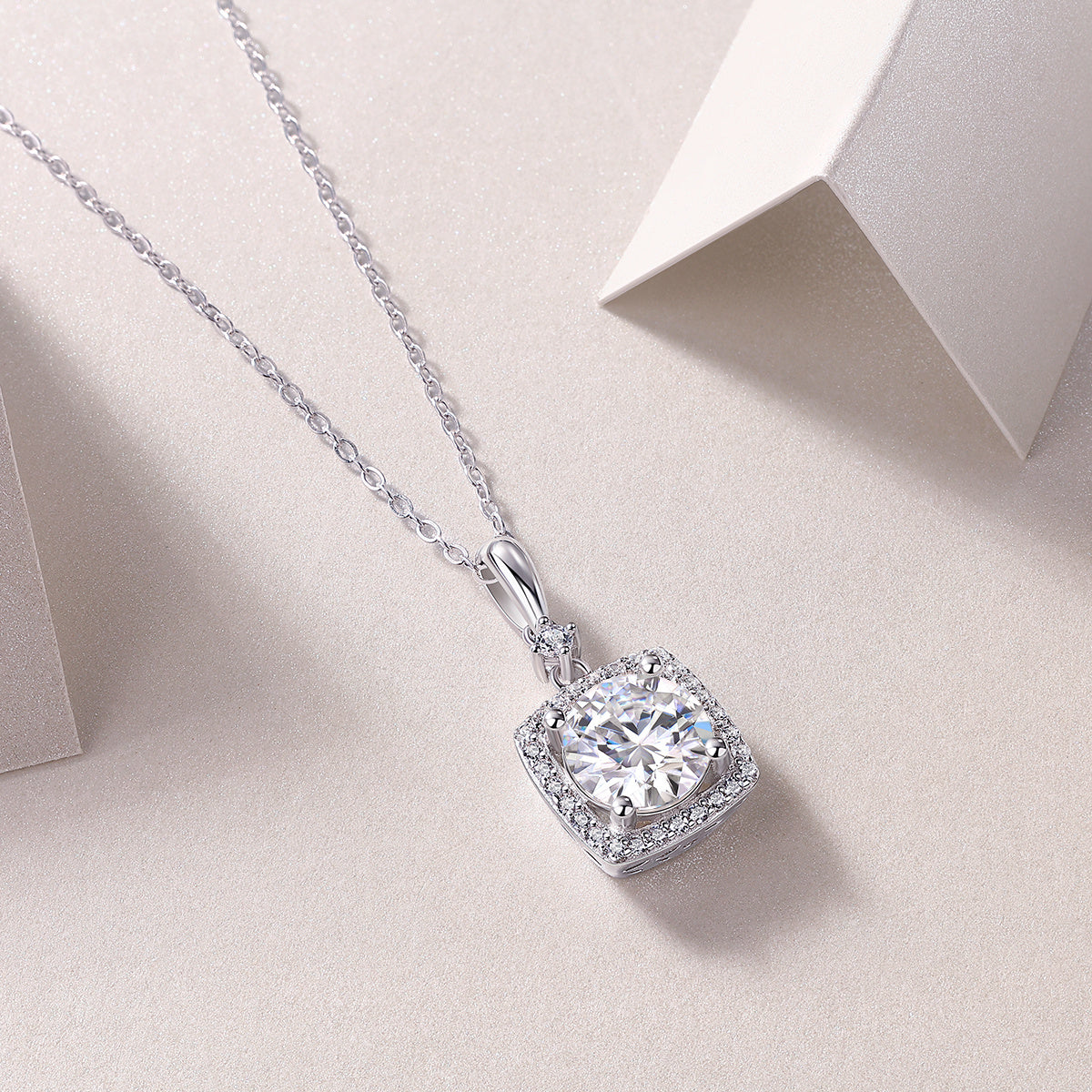 Innocence - A Fashionable And Luxurious Diamond Jewelry Piece Set
