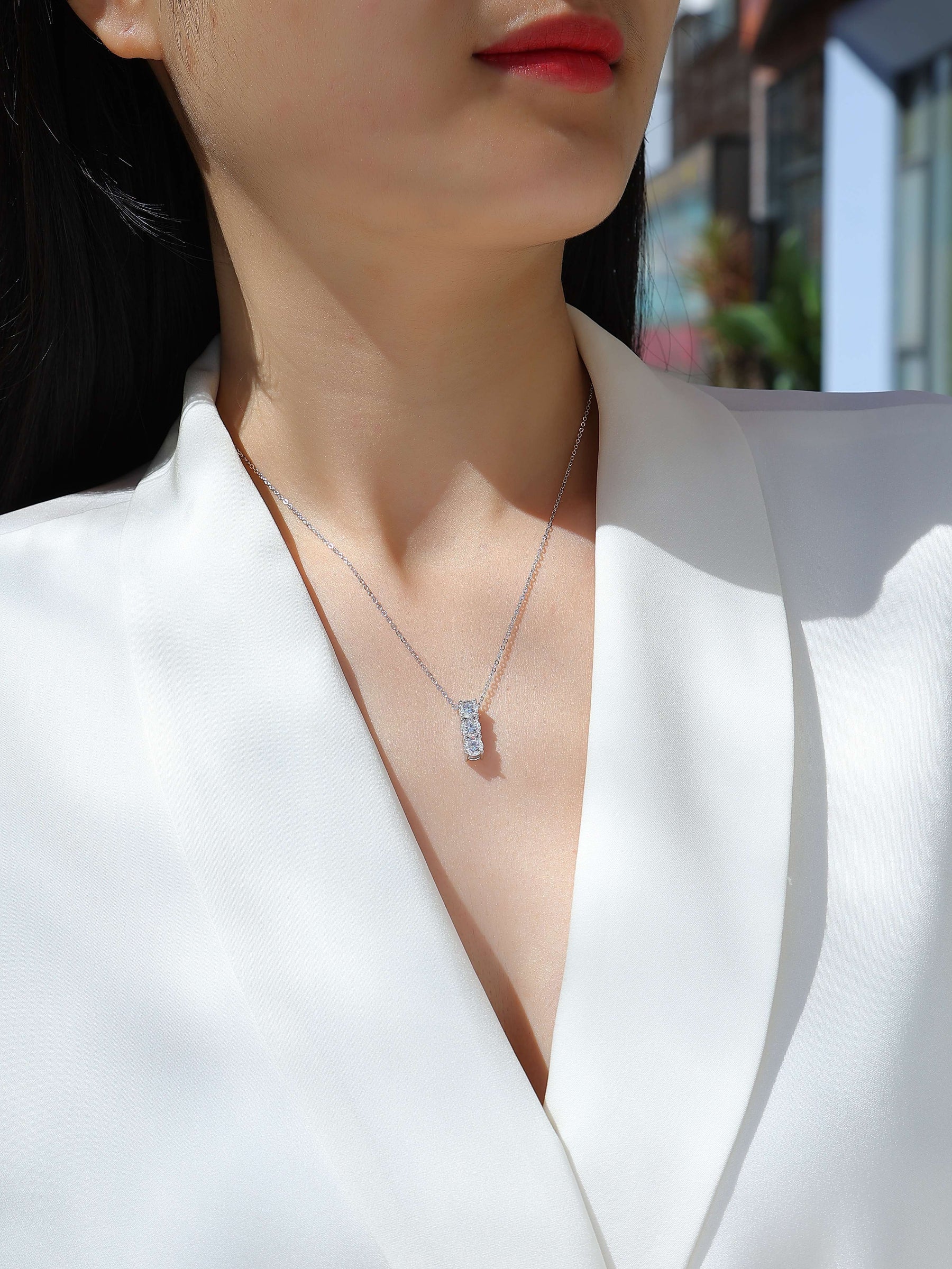 Round - A Fashionable And Luxurious Diamond Jewelry Pendant Set