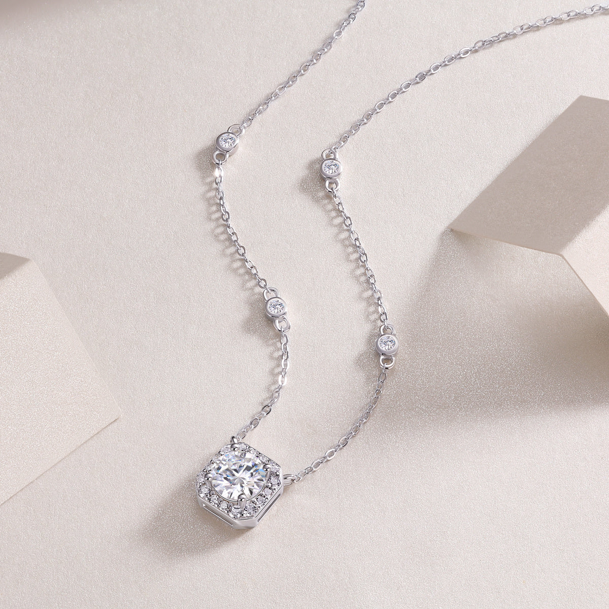 Flower Love - A Fashionable And Luxurious Diamond Jewelry Pendant Set