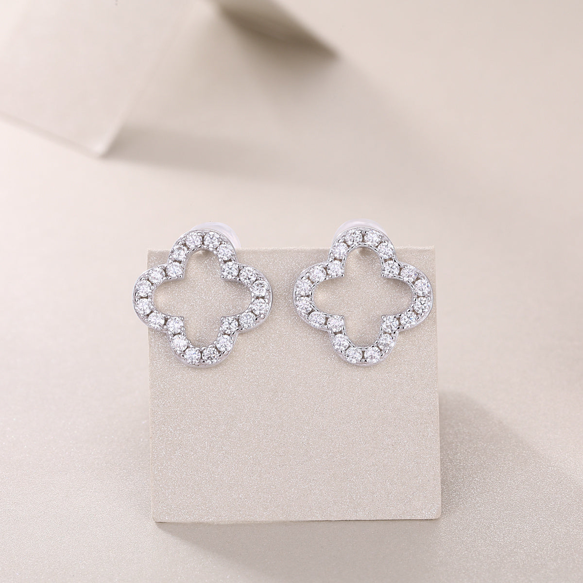 Seeking Happiness - Fashionable And Luxurious Diamond Jewelry